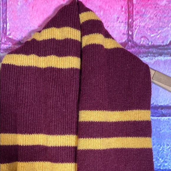 Harry Potter Gryffindor Striped Scarf - Picture 5 of 7